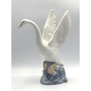 Stunning NAO by Lladro Porcelain Swan Taking Flight from Spain 8” Wedding Decor
